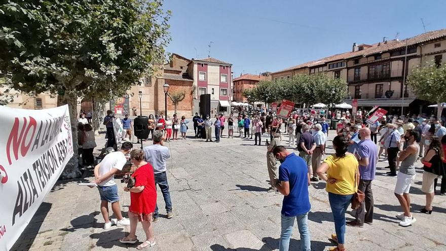 Toresanos, en una concentración para exigir el soterramiento de la línea de evacuación de energía. | M. J. C.