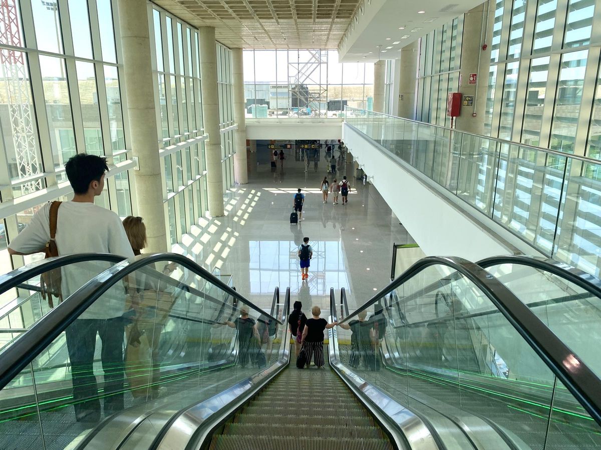 Bajada al módulo C a través de unas escalera mecánica