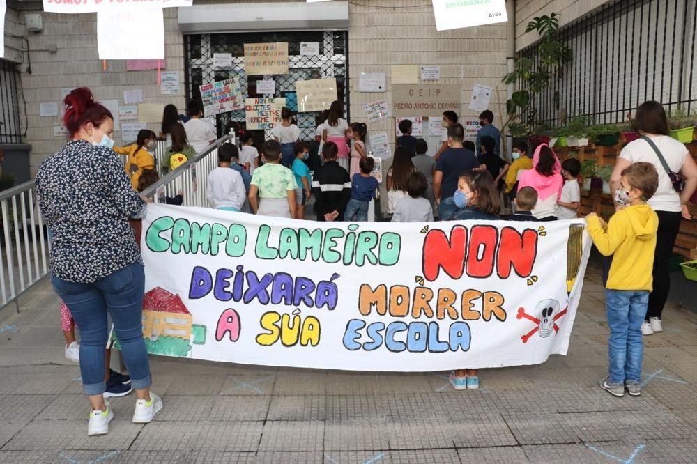 Campo Lameiro se moviliza contra la retirada de profesores