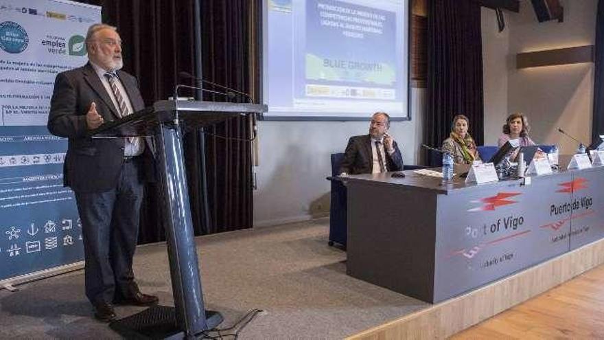 El presidente del Puerto de Vigo, Enrique López Veiga, ayer, en la presentación del programa. // C. G.