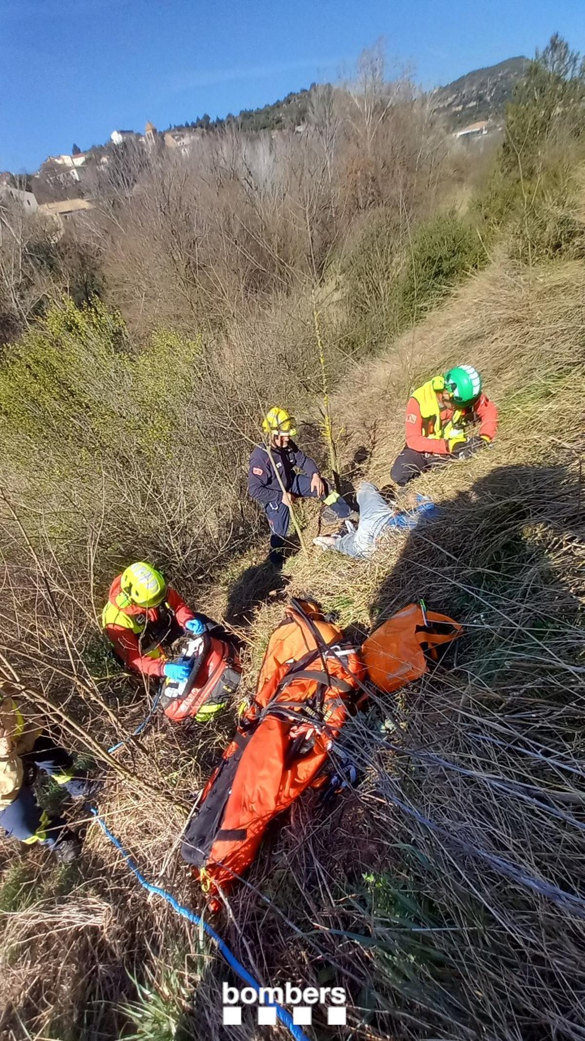 Membres del GRAE treballant en el rescat a Puig-Reig