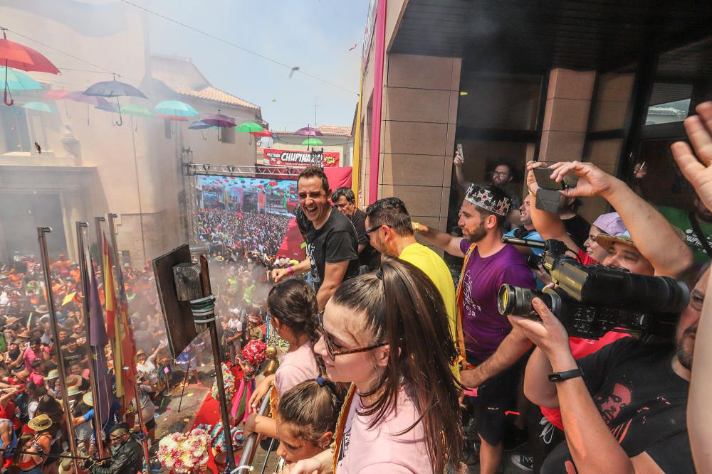 Los catralenses y muchos vecinos de la Vega Baja estallan en alegría y fiesta para iniciar las celebraciones de San Juan con el chupinazo