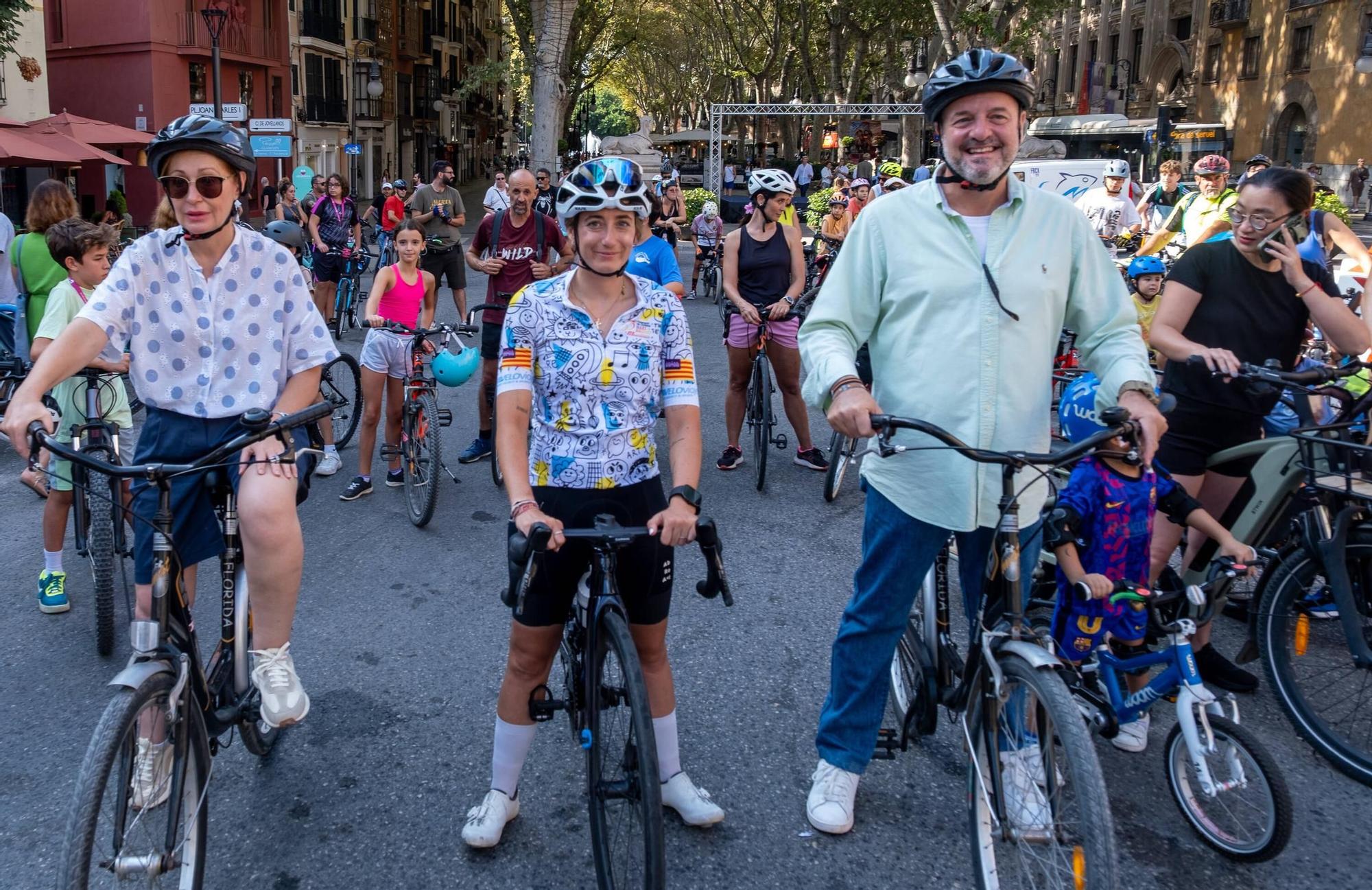 Un centenar de personas participan en la bicicletada de Palma