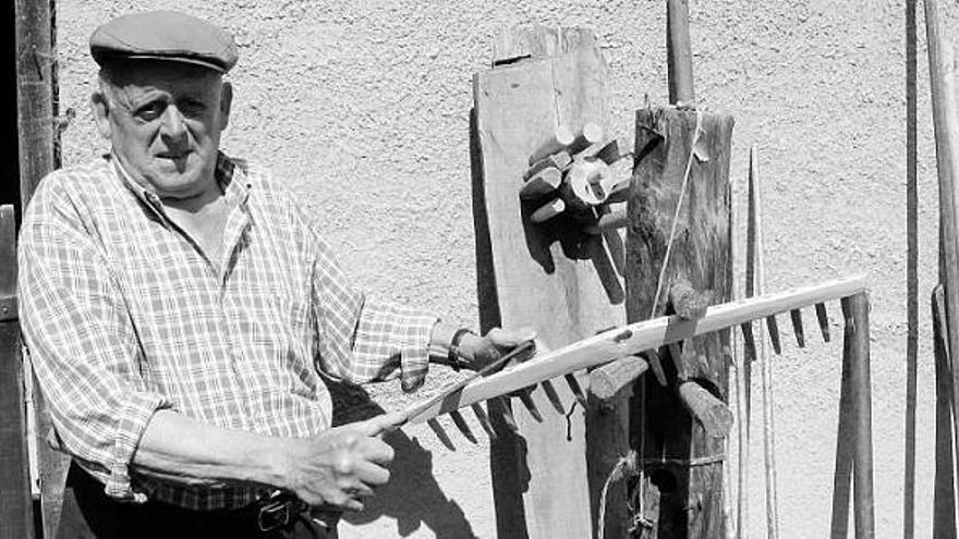 César Montes da forma a la calabaza (parte delantera del ingazu) en su taller de la localidad naveta de Piloñeta.