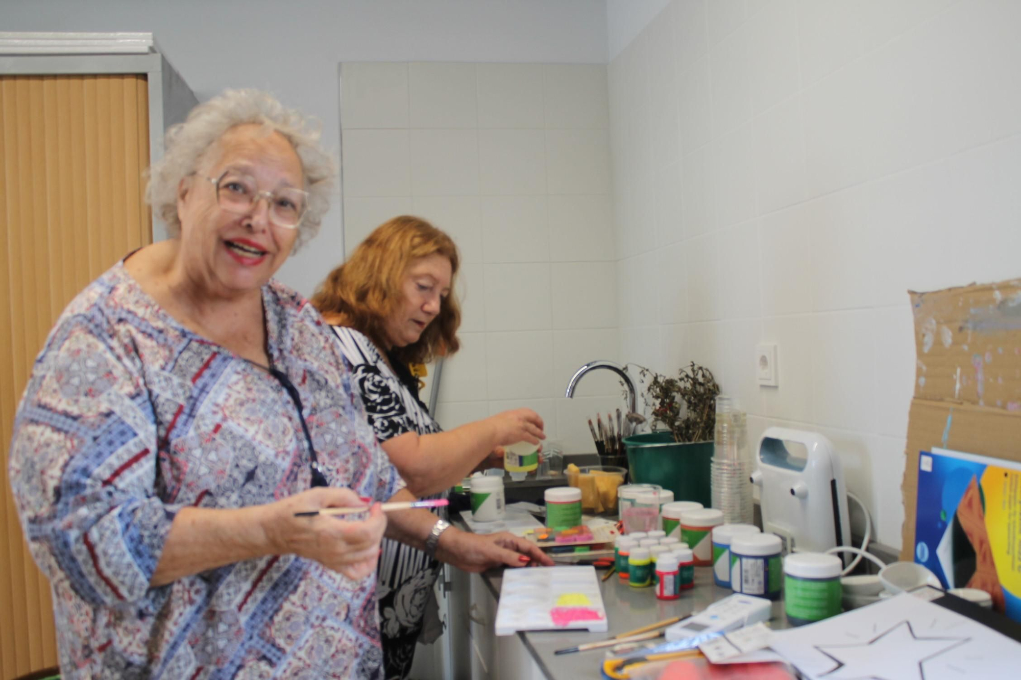 Galería de imágenes: Nietos y abuelos pintan camisetas en el taller de las fiestas de Cala de Bou