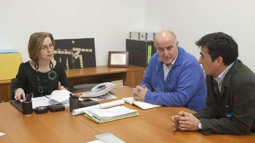 La secretaria xeral, el alcalde y un técnico en el Concello.  // FdV