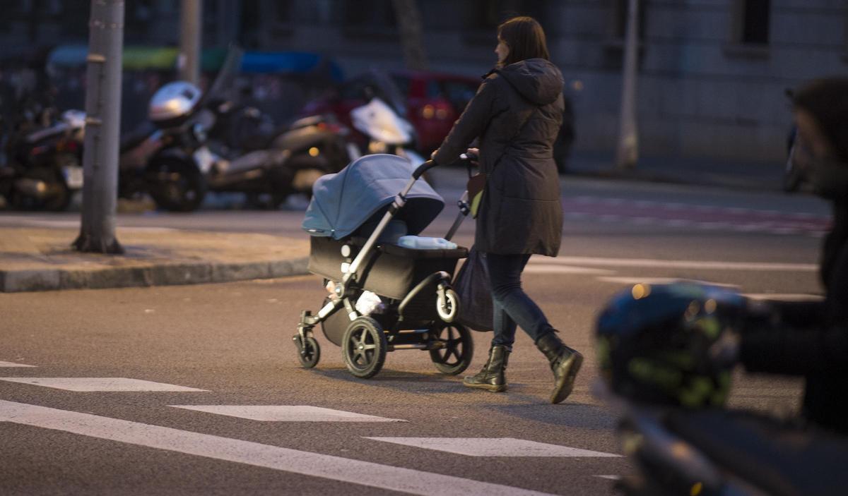 Barcelona 18.02.2019 Barcelona Mujeres empujando el carrito de sus niños. Fotografía de Jordi Cotrina
