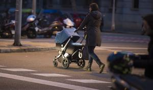 Barcelona 18.02.2019 Barcelona Mujeres empujando el carrito de sus niños. Fotografía de Jordi Cotrina