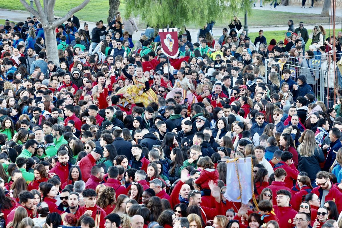 Multitudes de falleros en la Crida de 2024