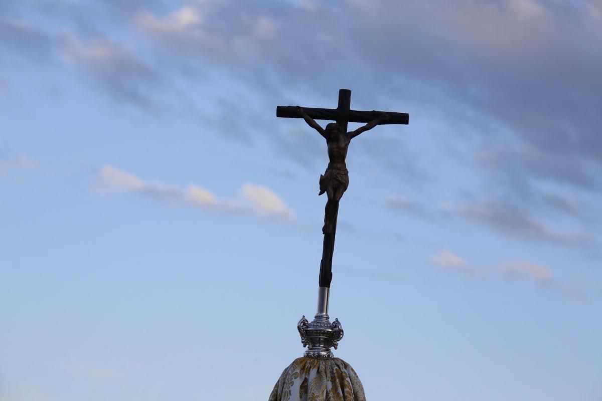 La Vera Cruz cruza el Guadalquivir