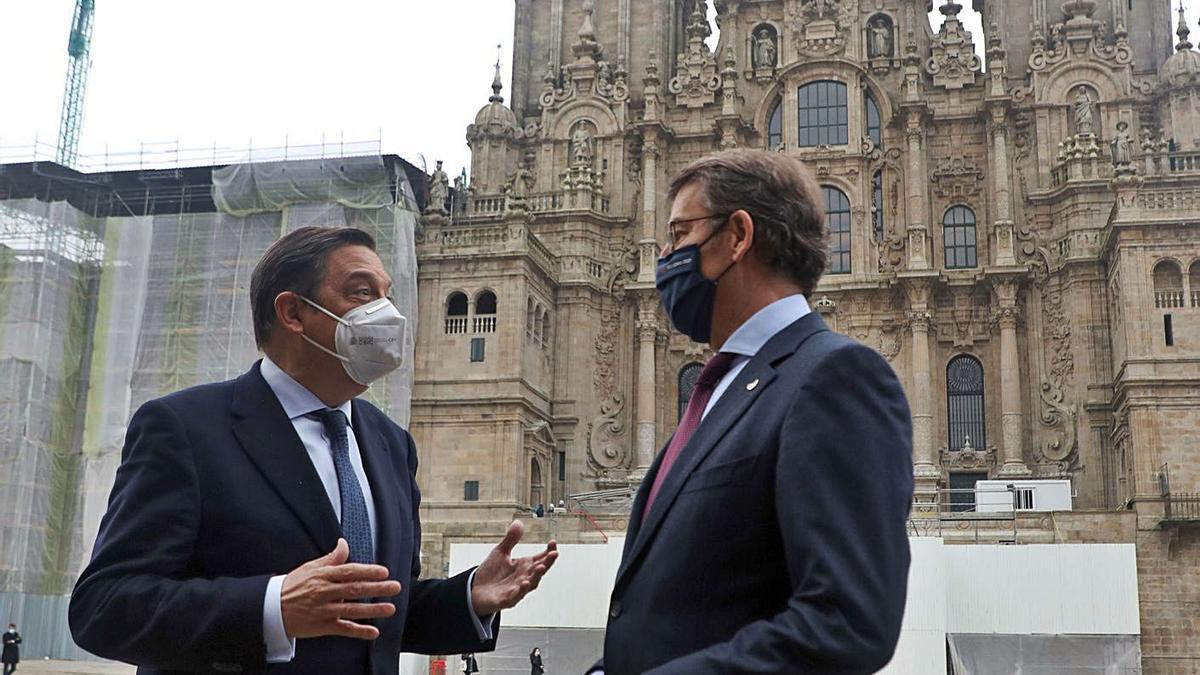 El ministro de Agricultura, ayer, con Feijóo en Santiago.   | // XOÁN ÁLVAREZ
