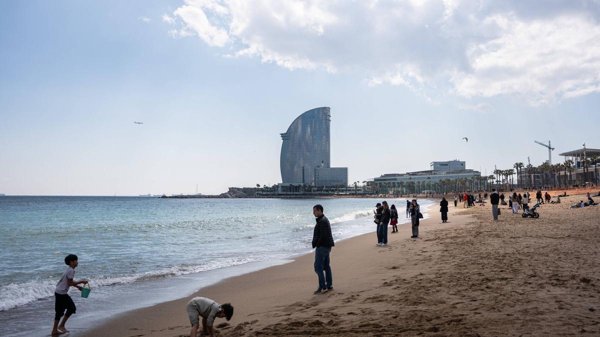 Ambiente en las playas de Barcelona después de días lluviosos.