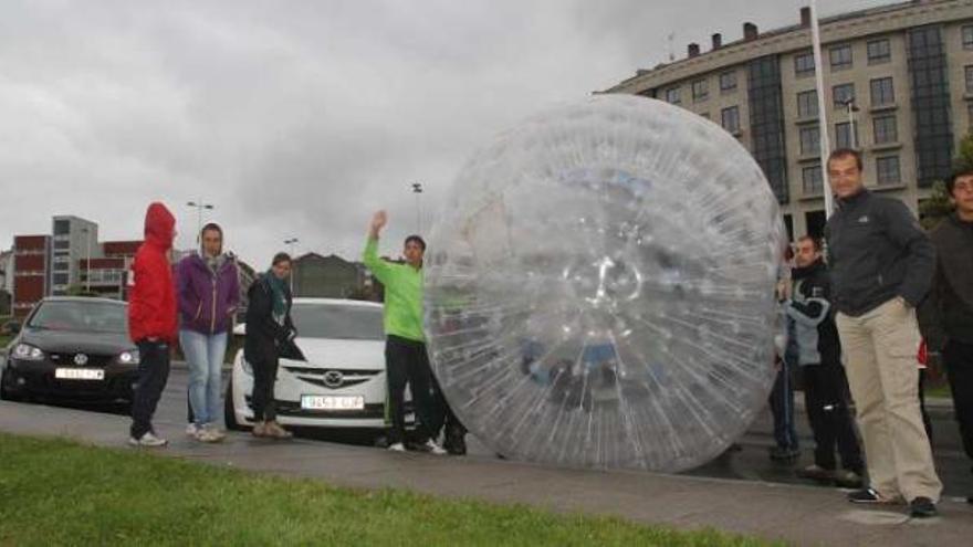 El grupo tomó parte en una actividad conocida como zorbing en el Paseo do Pontiñas.