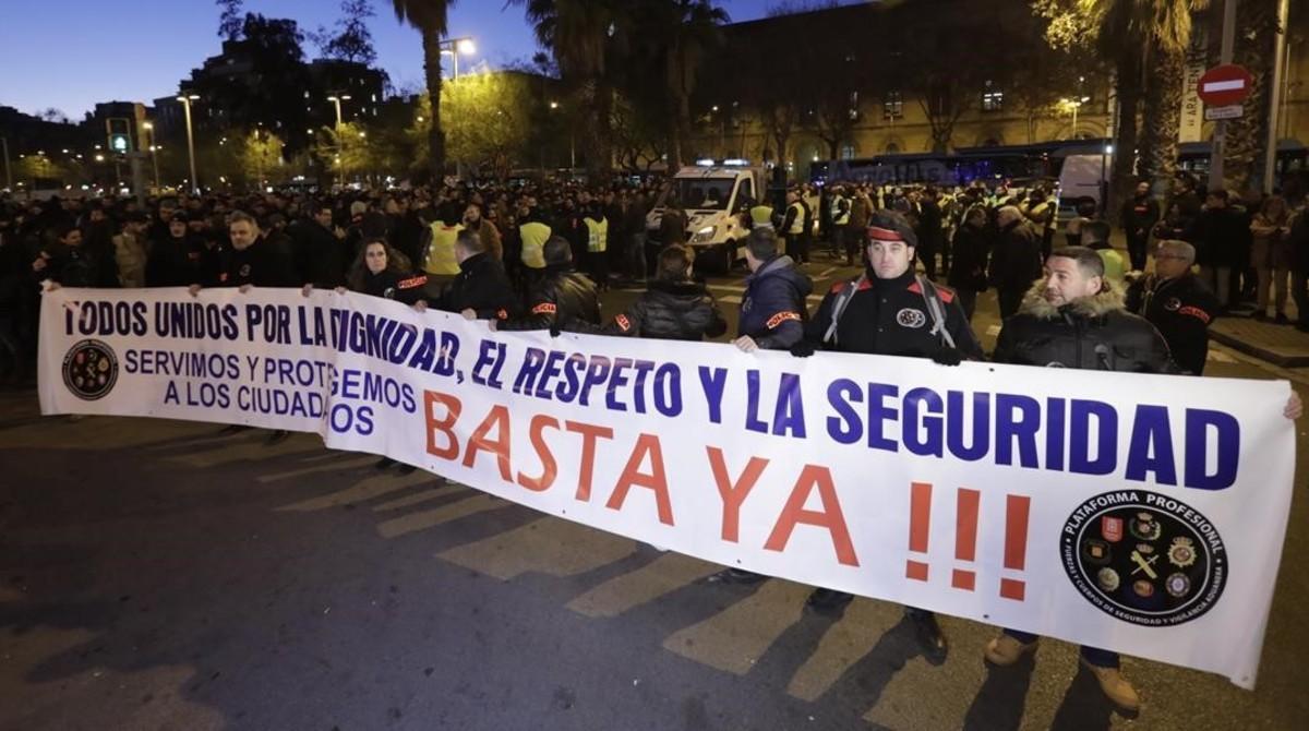 Manifestación policial por las calles de Barcelona, este martes.