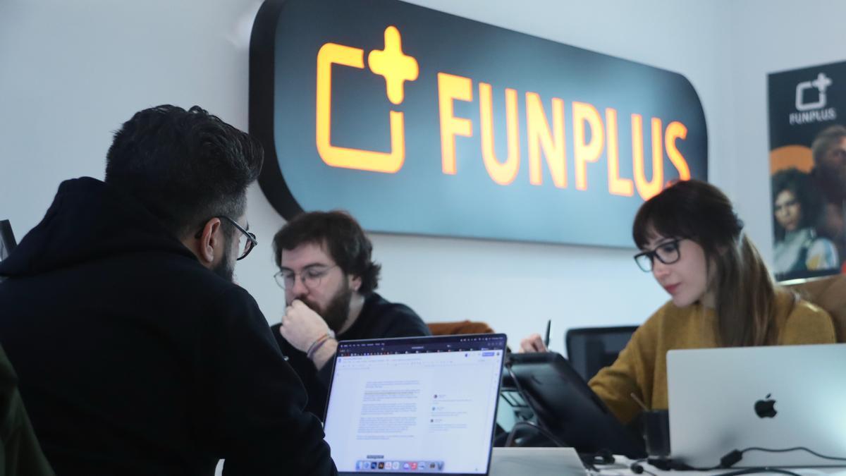 Treballadors del sector dels videojocs a l'oficina de FunPlus a Barcelona