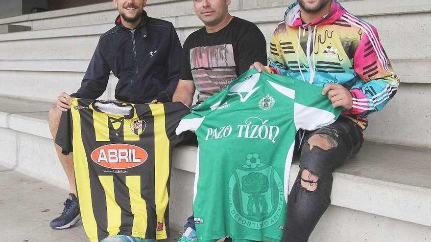 Vieytes, Carnero y García, con las camisetas de Rápido y Arenteiro, en Os Remedios. // Iñaki Osorio