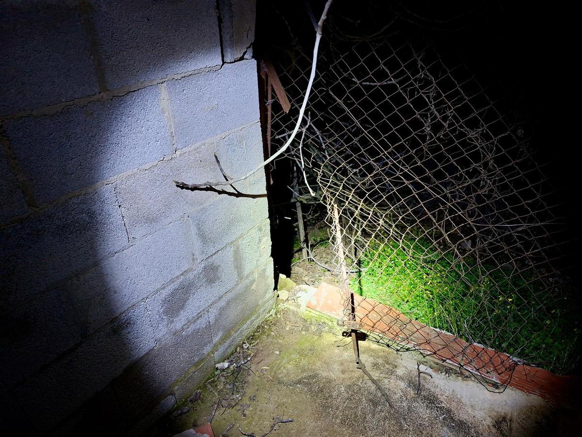 Valla rota tras el butrón que realizó el sospechoso en la finca de La Marina