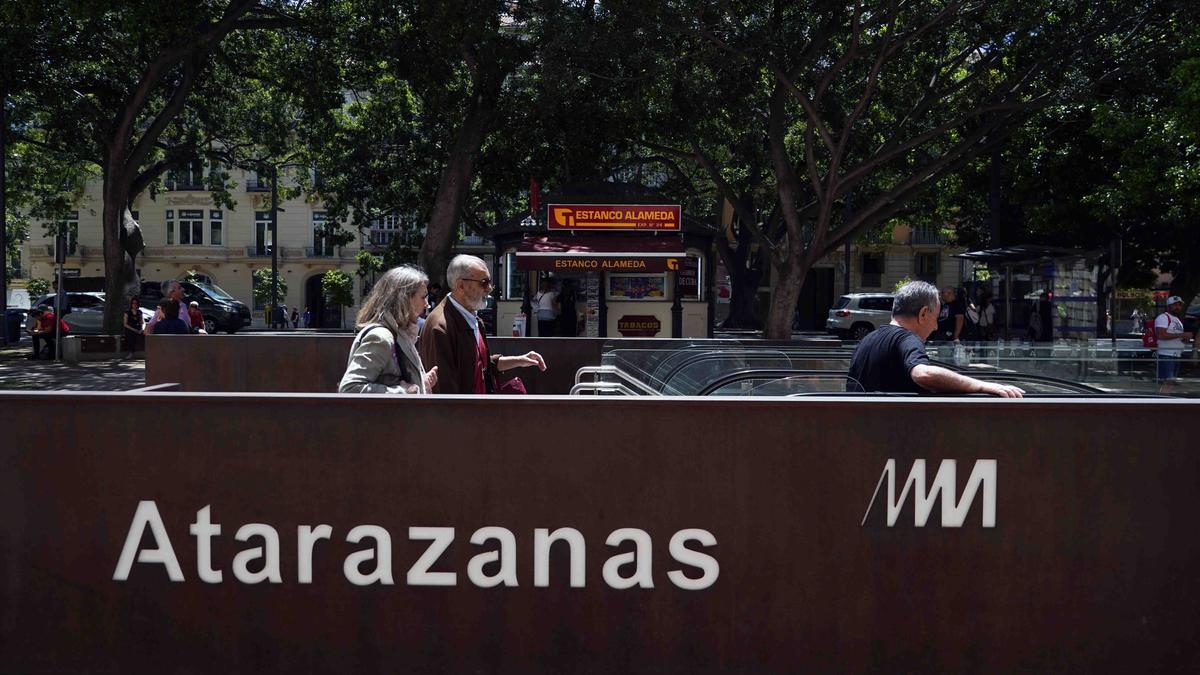 Usuarios entrando al metro en la estación de Atarazanas.