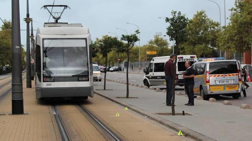 Herida grave una joven al ser arrollada por el tranvía