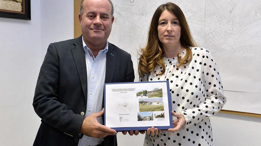 El alcalde de Antequera, Manuel Barón, junto a la concejal de Urbanismo, Teresa Molina.