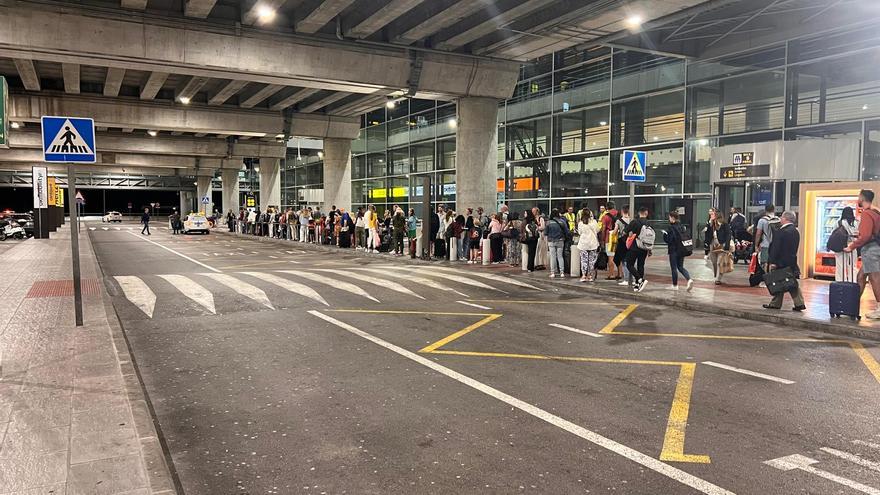 Vuelve el calvario al aeropuerto de Alicante-Elche: colas interminables para conseguir un taxi