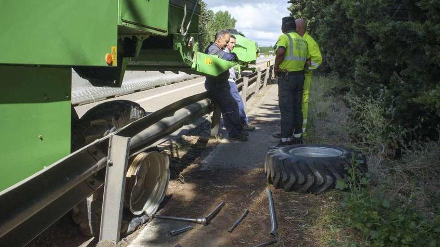 Una rueda de la cosechadora quedó atrapada en la bionda que tuvo que ser desmontada.