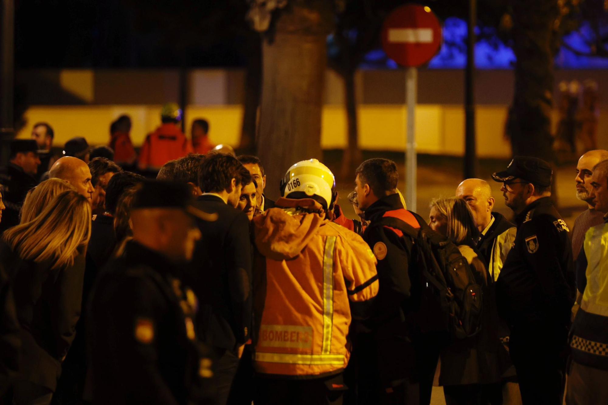 El fuego devora un edificio en la avenida Maestro Rodrigo de València