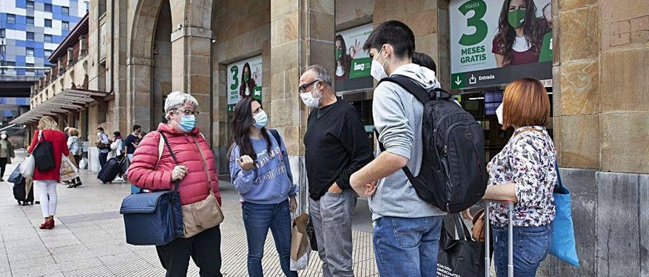 La familia Díaz, que llegó en tren desde Madrid, a la salida de la estación de Renfe.