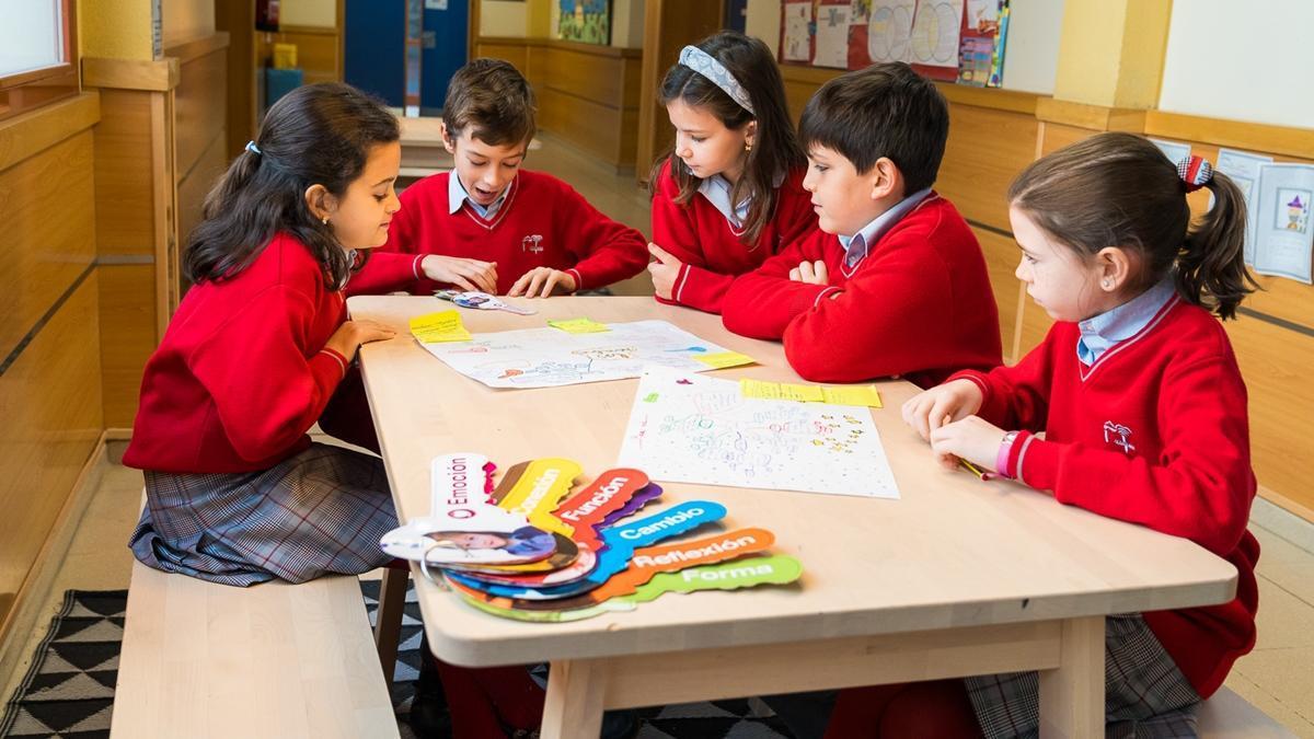 Los alumnos y alumnas aprenden a través de las llaves de pensamiento.