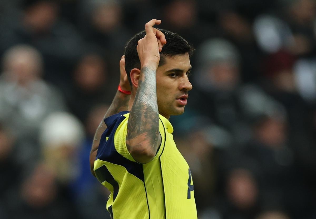 El jugador argentino Cristian Romero, del Tottenham, celebra el 1-1 durante el partido entre Newcastle United y Tottenham Hotspur