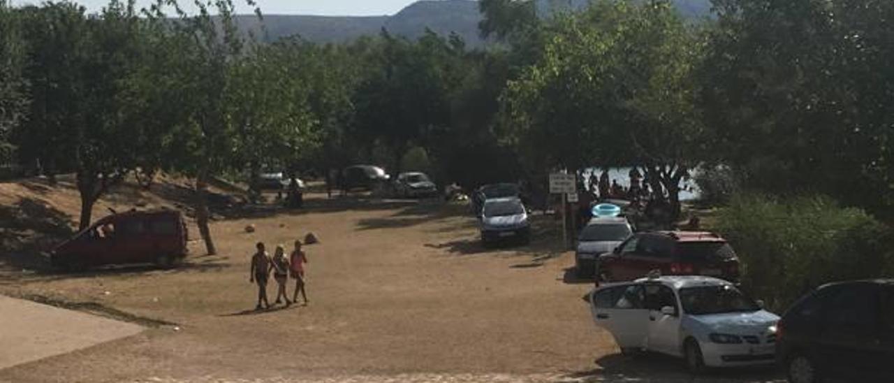 Los coches llegaron a superar las barreras y situarse a pocos metros del agua, dentro del paraje.