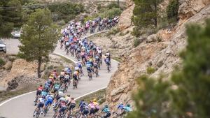 Los ciclistas de la Volta, en pleno descenso.