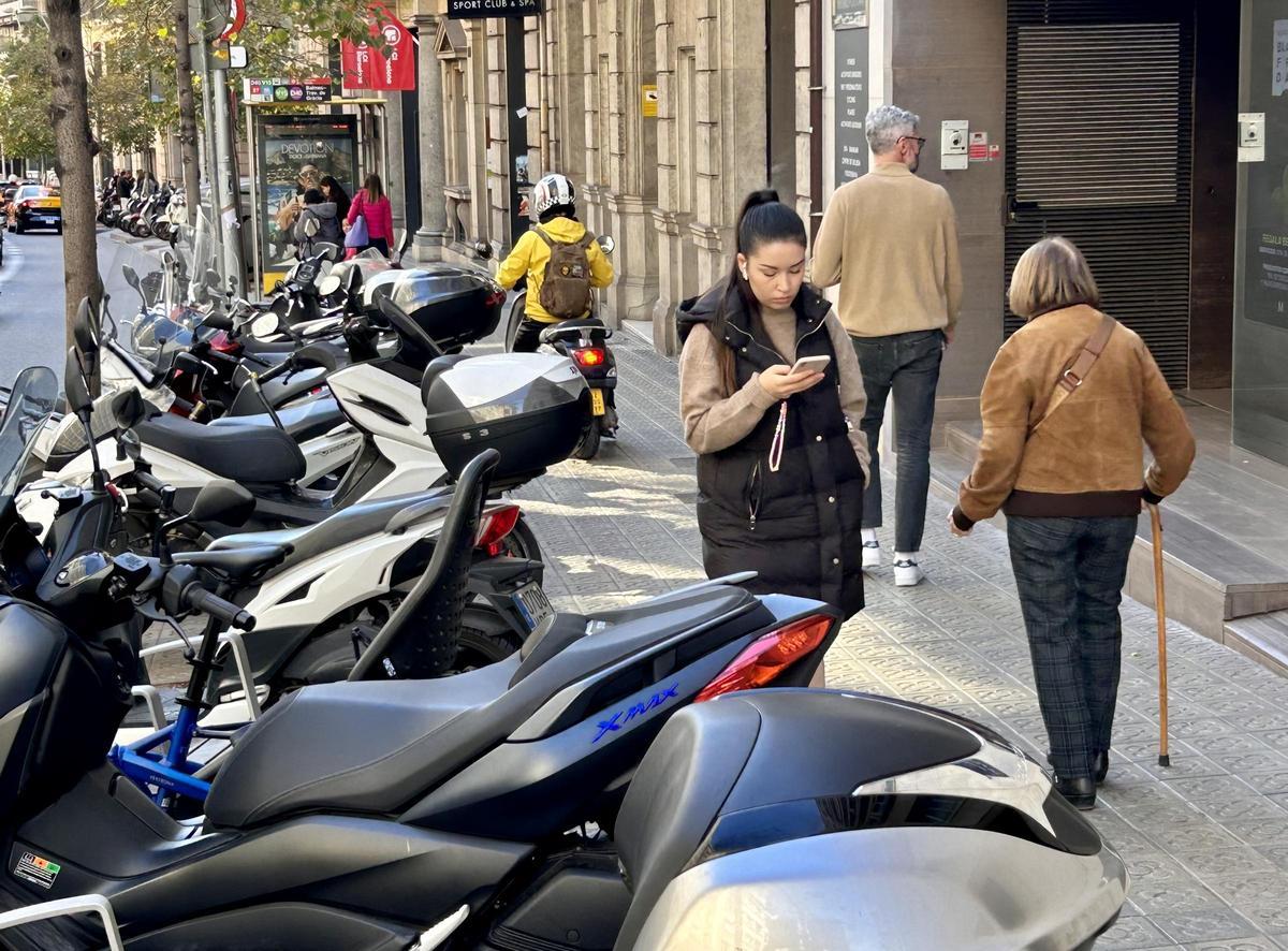 La acera de Balmes, entre Molina y Travessera de Gràcia, repleta de motos mal aparcadas