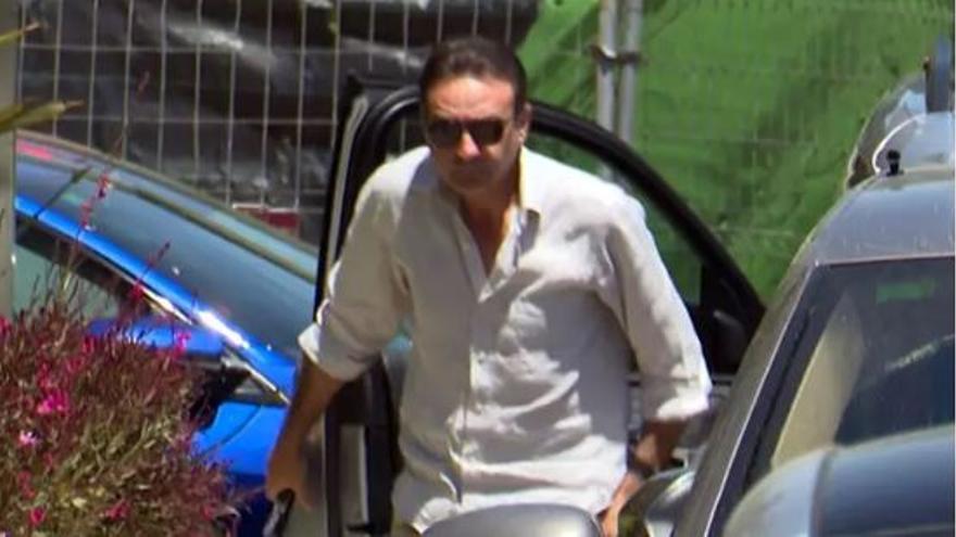Enrique Ponce hace saltar las alarmas de crisis al dejarse ver en una clínica y sin rastro de Ana Soria: &quot;Todo está...&quot;