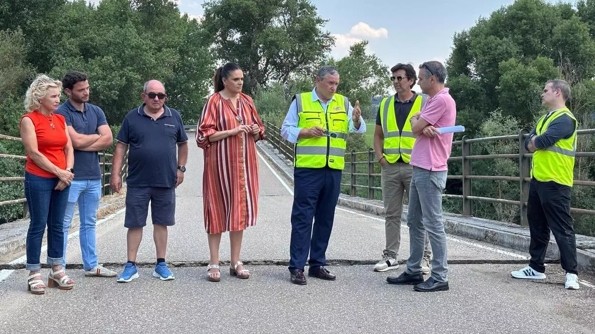 Faúndez visita de emergencia el puente que une Granja Florencia con la Nacional 122,  tras sufrir daños irreparables