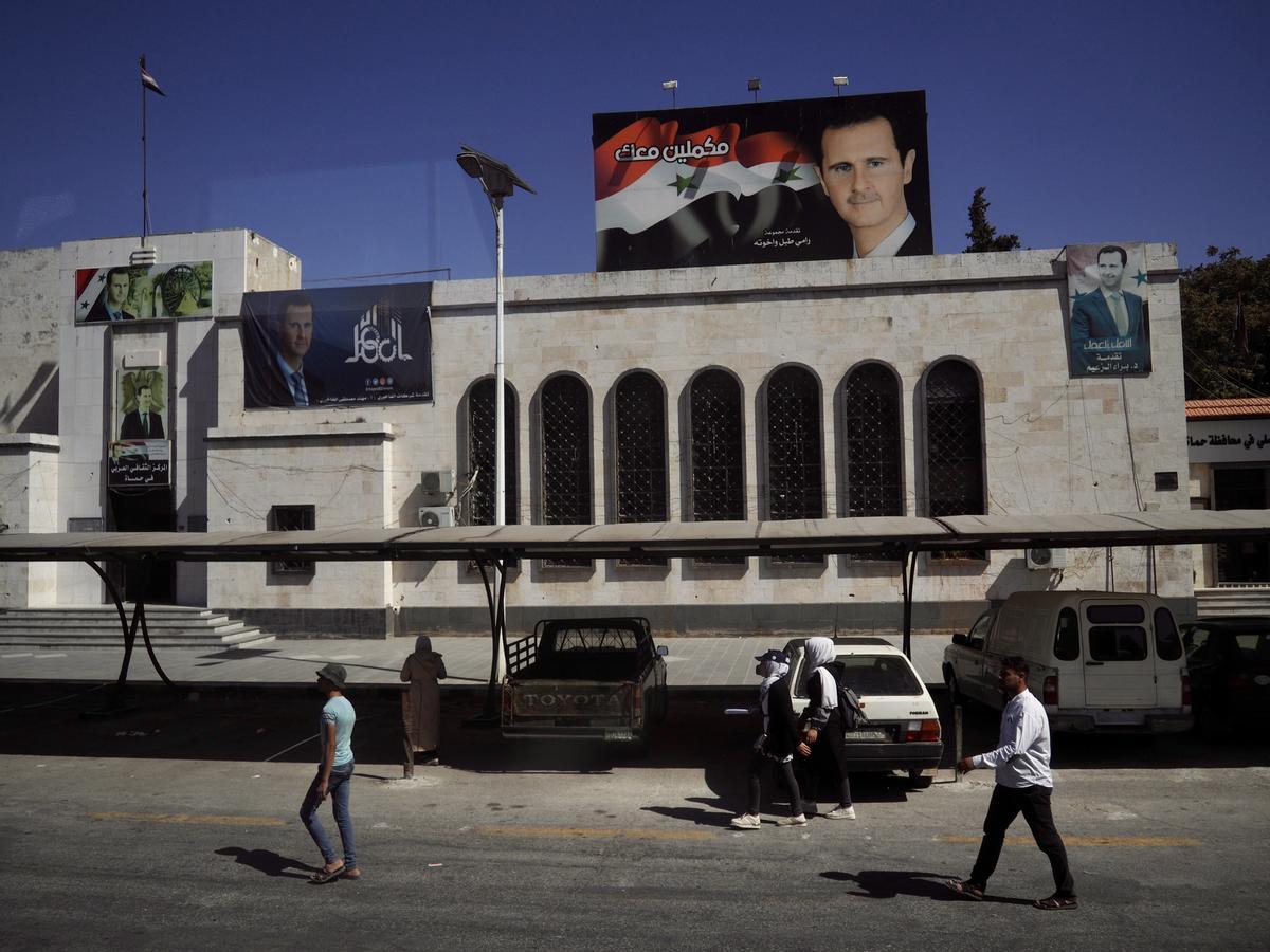 Carteles con el retrato del presidente sirio Bashar al Asad cuelgan en numerosos edificios sirios. 