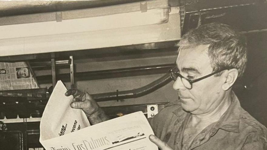 Suso Castellano observa un ejemplar del ‘Diario de Las Palmas’.