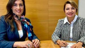 Las portavoces de Vox y PP, Idoia Ribas y Marga Duran, rubricando el acuerdo.