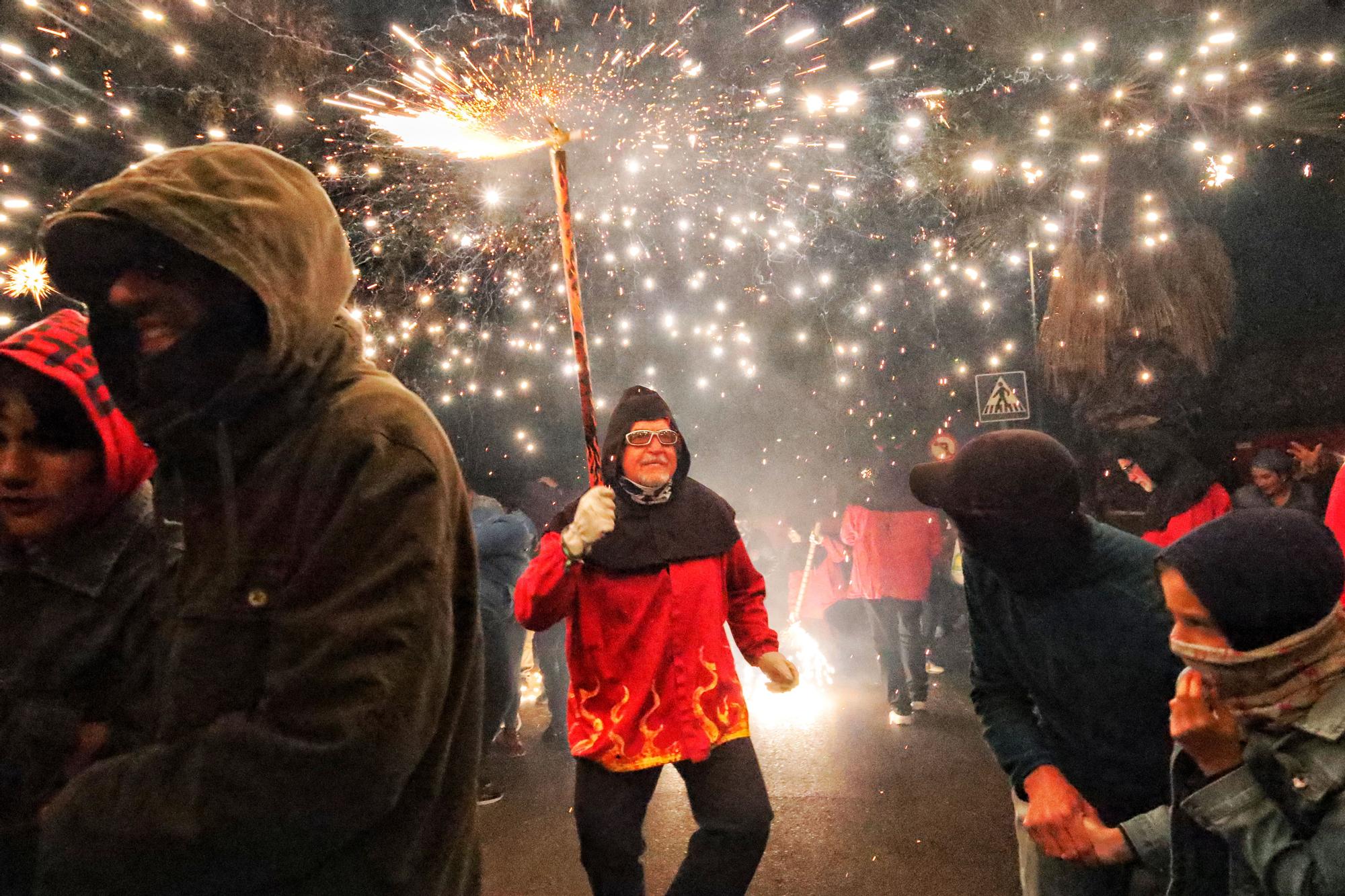 Galería de fotos: Castelló ‘enciende’ sus calles con dos correfocs simultáneos