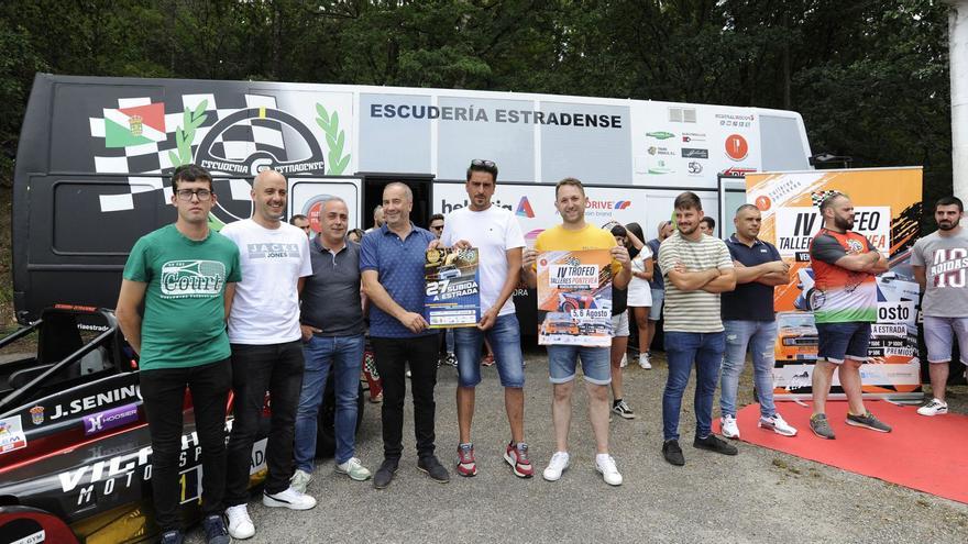 Representantes de la Escudería Estradense junto al presidente de la FGA en la presentación de la prueba. |  // BERNABÉ/JAVIER LALÍN