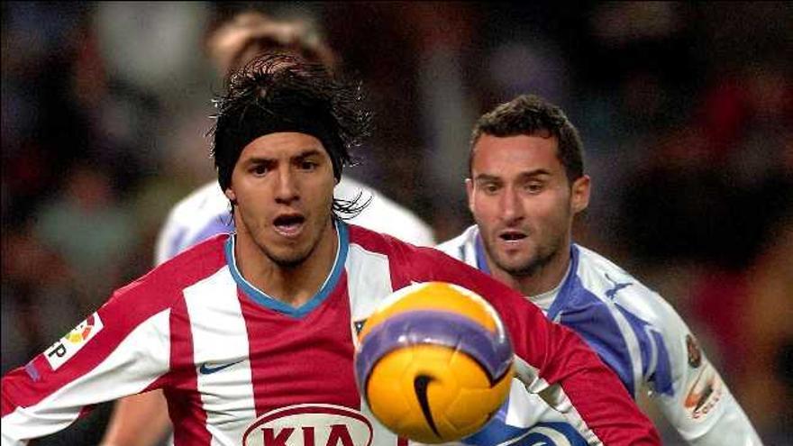 Agüero, autor del gol del Atlético, controla el balón ante la mirada del ex jugador del Zamora C. F. Cifuentes