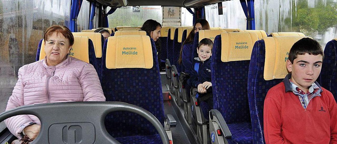 Adultos y escolares dezanos en un servicio del plan de transporte integrado.