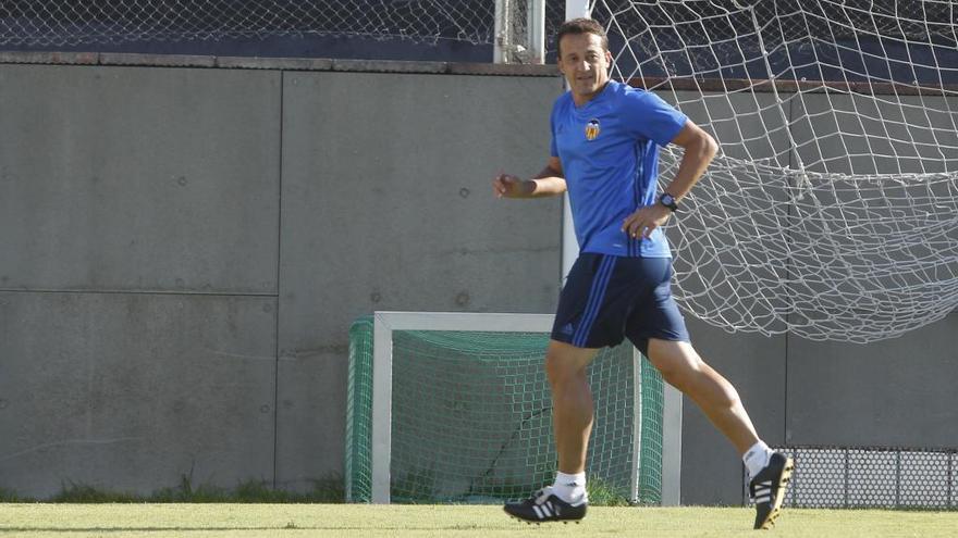 César Sánchez, en una imagen de su anterior etapa como ayudante del «staff» técnico del Valencia.