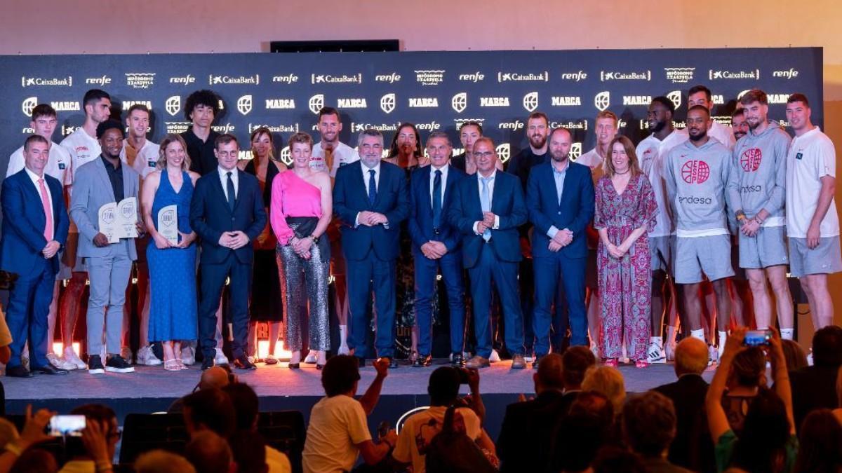 Foto de familia de la V Gala del Baloncesto Español
