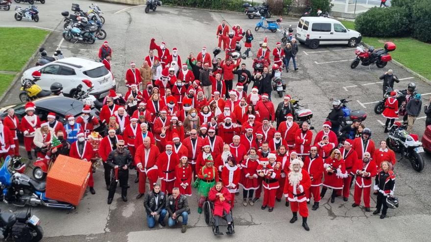 Decenas de moteros vestidos de Papá Noel marchan hasta el Sanatorio Marítimo