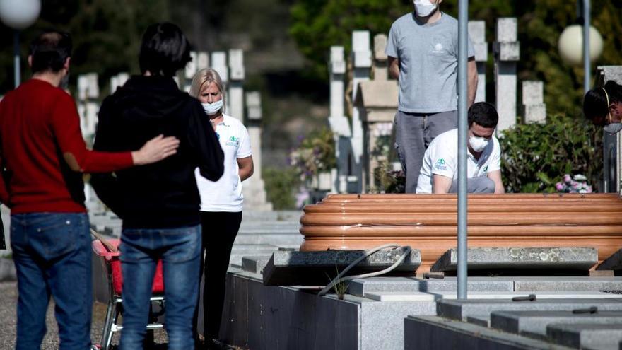 Celebración de un entierro por un fallecido a causa del coronavirus en Orense