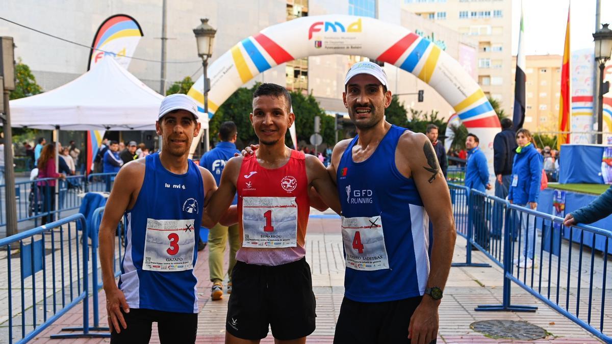 Los tres primeros clasificados en categoría masculina, Benabbou (centro), Carlos Gazapo (izquierda) y Roberto Ladeiras (derecha).