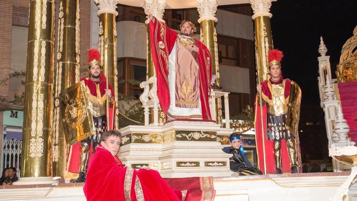 Juan Meca Soto recreando al emperador romano Nerón en la carroza que representa el salón imperial, que se estrenaba en la Semana Santa de 1972.