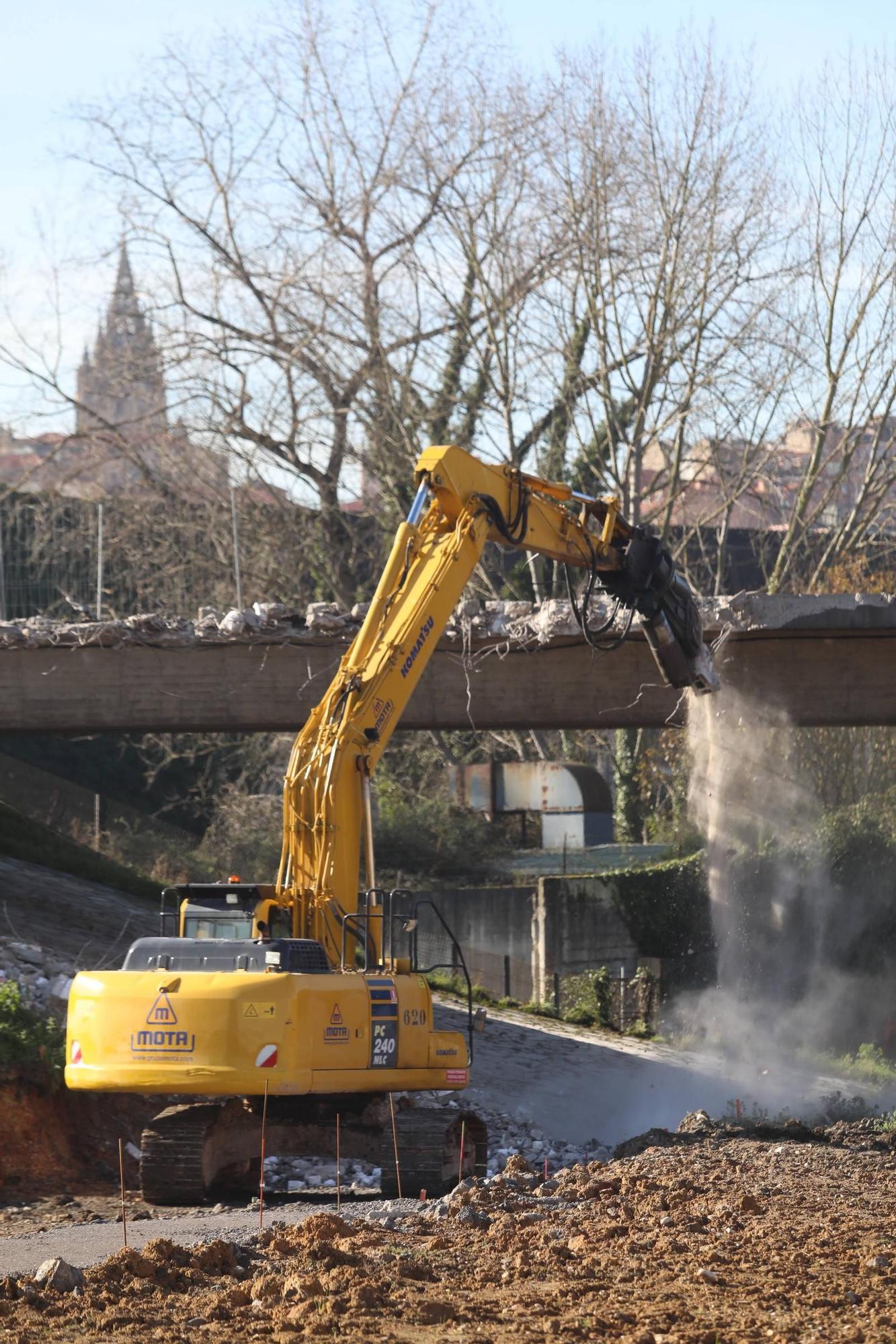 En imágenes: Demolición del puente de Ángel Cañedo en la entrada de Oviedo por la "Y"