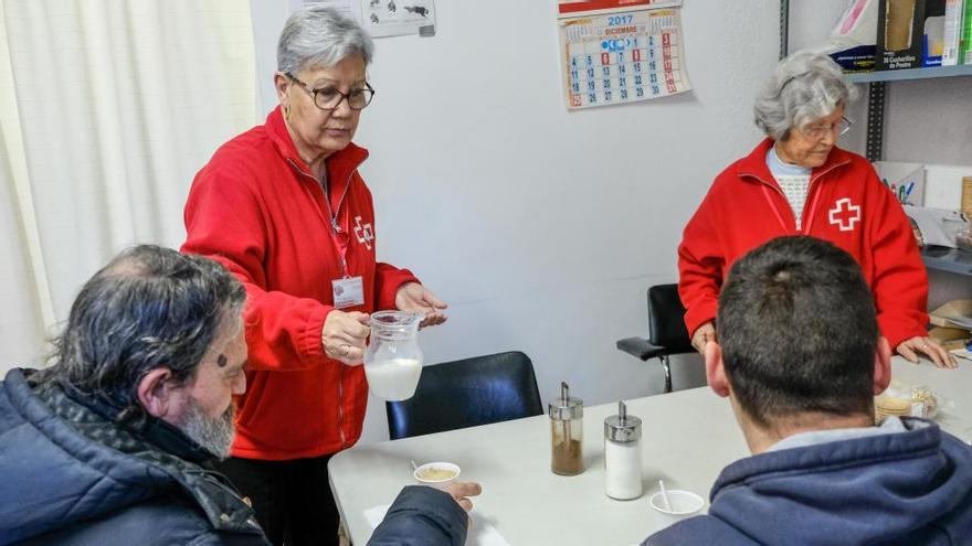 Voluntarias de Cruz Roja atendiendo a personas sin recursos en la sede de Elda